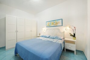 2 bedrooms, iron/ironing board, travel crib, free WiFi - House with Private Courtyard 200 m from the Cliffs (Procida)