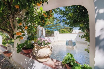 House with Private Courtyard 200 m from the Cliffs