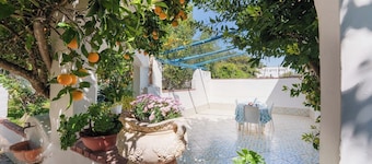 House with Private Courtyard 200 m from the Cliffs