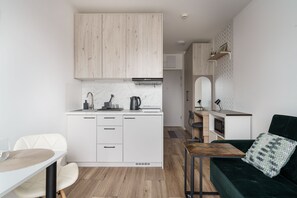 Monolocale Business | Angolo cottura privato | Bollitore elettrico, pentole/stoviglie/utensili