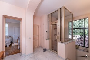 5 Schlafzimmer, Bügeleisen/Bügelbrett, kostenloses WLAN
