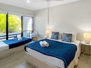 2 bedrooms, iron/ironing board, WiFi, bed sheets - Beachside Palms Unit 4-BOM (Nelly Bay)