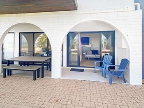 Outdoor dining - Beachside Palms Unit 4-BOM (Nelly Bay)