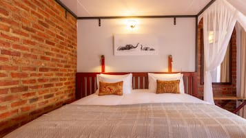 Deluxe kamer, 1 twee- of 2 eenpersoonsbedden, 1 slaapkamer, aan de binnenplaats | Een kluis op de kamer, een laptopwerkplek, een strijkplank/strijkijzer