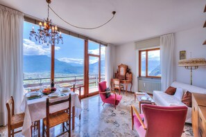 21-inch flat-screen TV with cable channels - Sunrise On The Garda Lake (Riva del Garda)