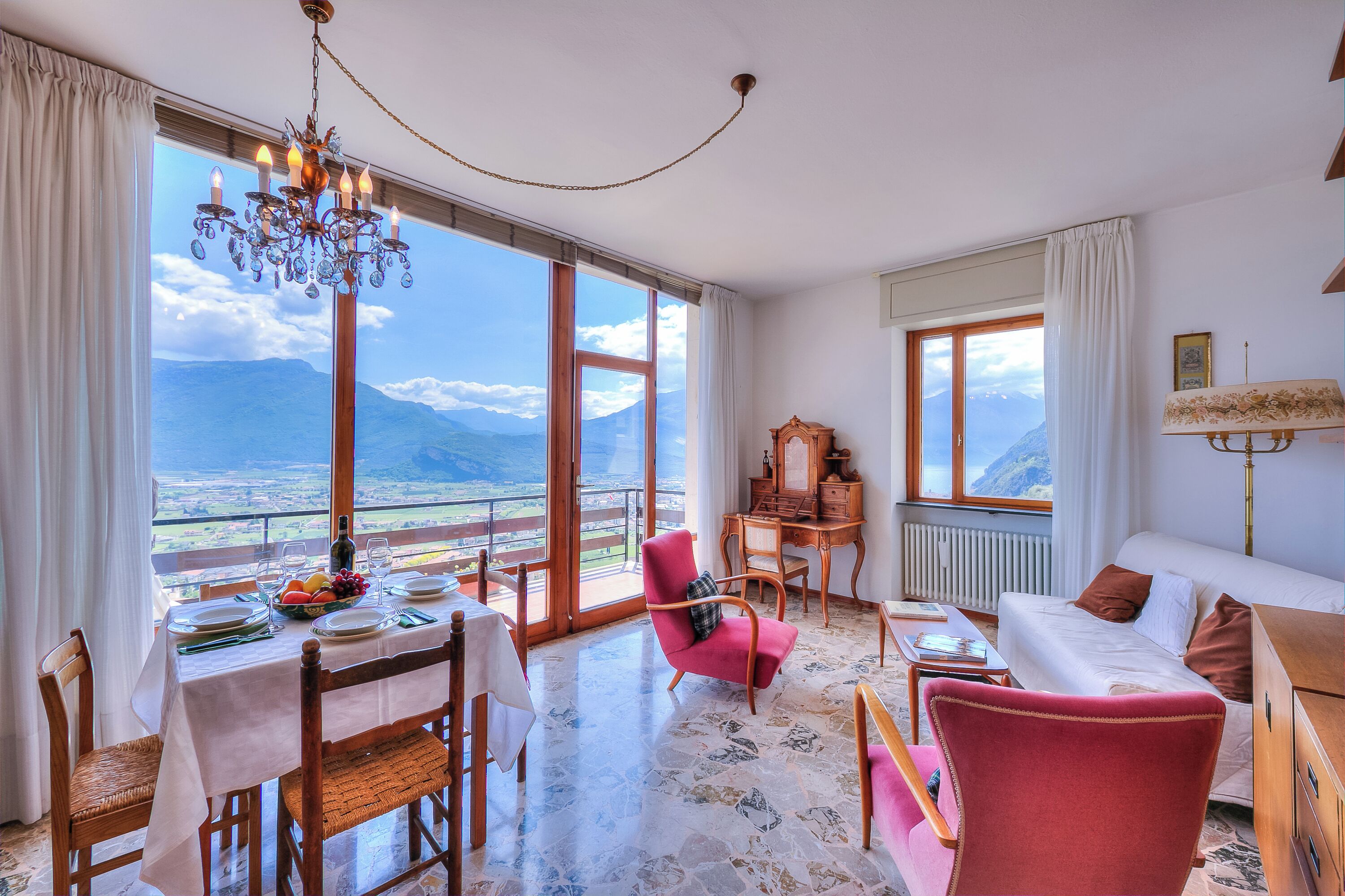 Televisi layar datar 21-inci dengan saluran TV kabel