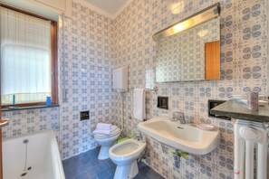 Douche, sèche-cheveux, bidet, serviettes fournies