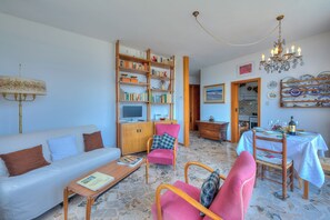 21-inch flat-screen TV with cable channels - Sunrise On The Garda Lake (Riva del Garda)