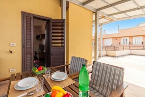 Apartemen Keluarga, 1 kamar tidur, microwave (Vicerè Apartment With AC and Wi-Fi) | Tempat makan outdoor