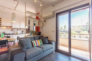 Appartamento familiare, 1 camera da letto (Vicerè Apartment With AC and Wi-Fi) | Area soggiorno | TV a schermo piatto 21 pollici con canali via cavo