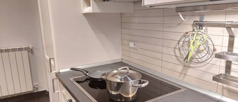 家庭公寓, 多间卧室 (Vicerè Apartment With AC and Wi-Fi) | 私人厨房 | 冰箱、微波炉、烤箱、炉灶
