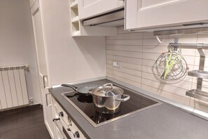 Familienapartment, Mehrere Schlafzimmer (Vicerè Apartment With AC and Wi-Fi) | Eigene Küche