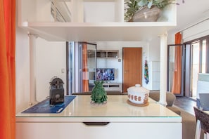 Perhehuoneisto, 1 makuuhuone (Vicerè Apartment With AC and Wi-Fi) | Oleskelualue | 21–tuumainen taulutelevisio, jossa kaapelikanavat