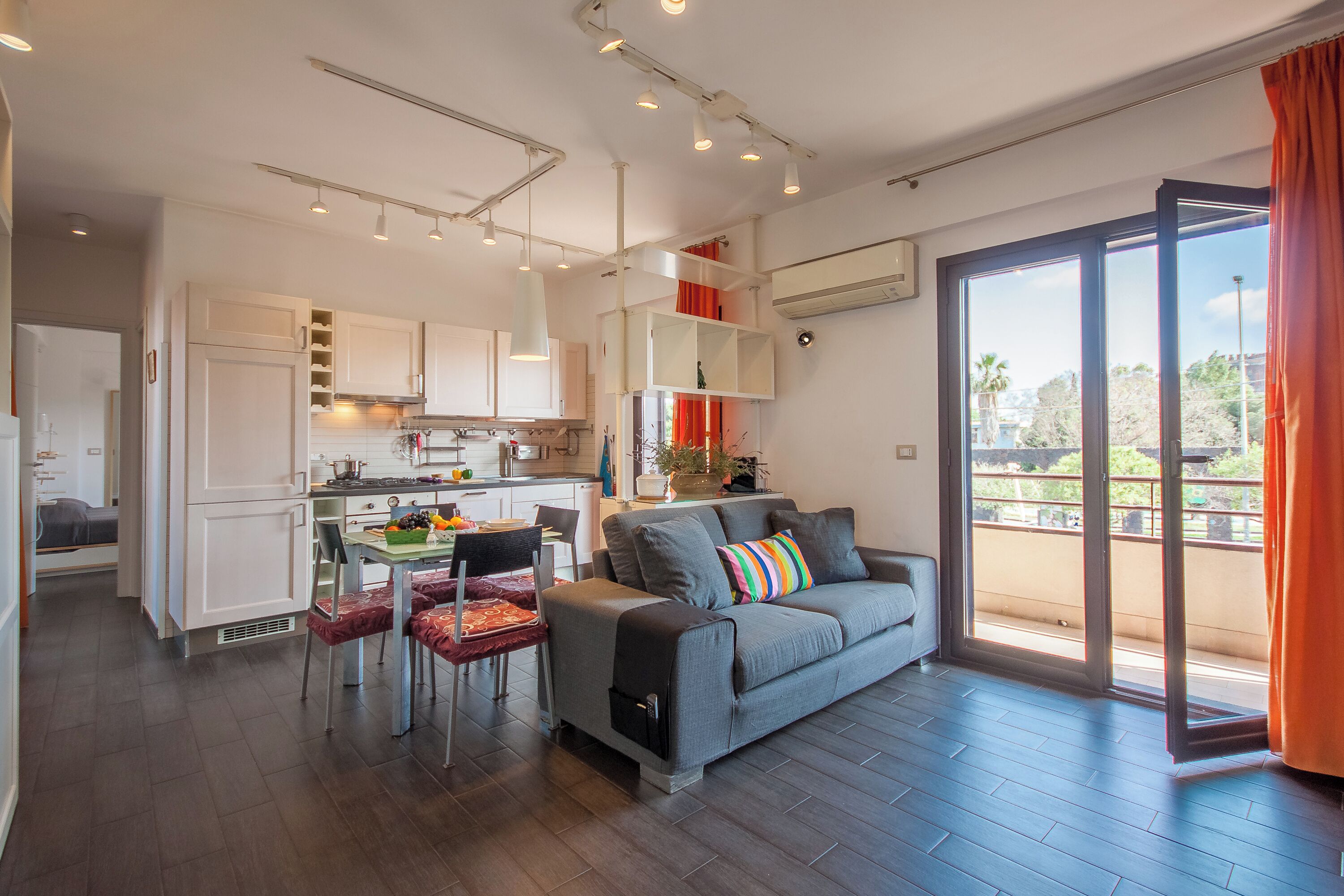 Appartement familial, plusieurs chambres (Vicerè Apartment With AC and Wi-Fi) | Aire de séjour | Téléviseur à écran plat de 21 po avec télévision par câble