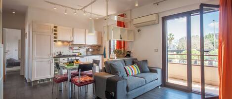 Appartement familial, plusieurs chambres (VicerÚ Apartment With AC and Wi-Fi) | Aire de séjour | Téléviseur à écran plat de 21 po avec télévision par cùble