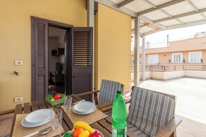 Family Apartment, Multiple Bedrooms (Vicerè Apartment With AC and Wi-Fi) | Outdoor dining
