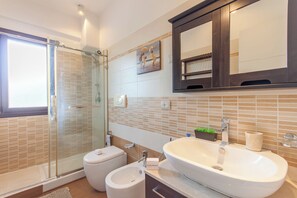 Familienapartment, Mehrere Schlafzimmer (Vicerè Apartment With AC and Wi-Fi) | Badezimmer | Duschwanne, Haartrockner, Bidet, Handtücher
