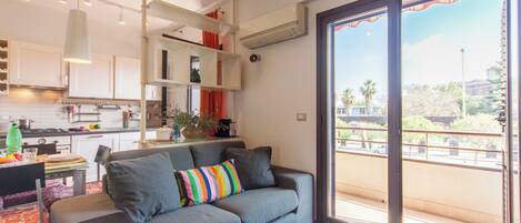 Appartement familial, plusieurs chambres (VicerÚ Apartment With AC and Wi-Fi) | Aire de séjour | Téléviseur à écran plat de 21 po avec télévision par cùble