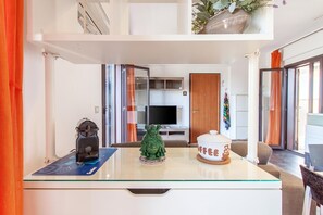 Family Apartment, 1 Bedroom, Microwave (Vicerè Apartment With AC and Wi-Fi) | Interior