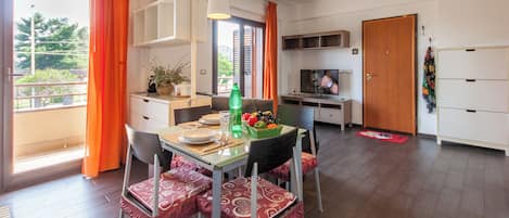 Family Apartment, Multiple Bedrooms (Vicerè Apartment With AC and Wi-Fi) | Dining