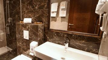 Deluxe Double Room | Bathroom | Hair dryer
