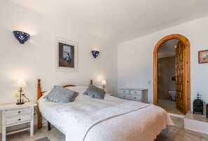 4 室のベッドルーム、WiFi、ベッドシーツ