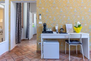 Comfort driepersoonskamer | Een minibar, een kluis op de kamer, individueel gemeubileerd, een bureau