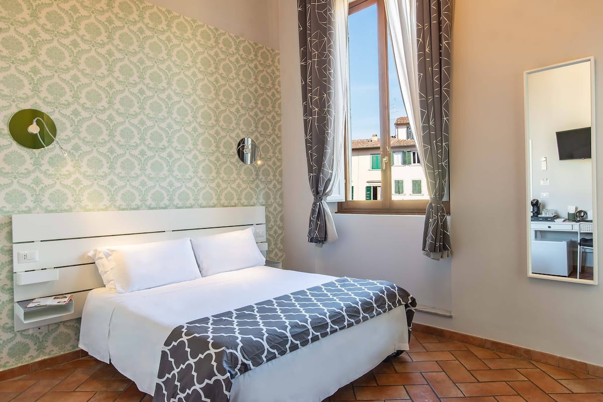 Green Room | Minibar, in-room safe, individually furnished, desk