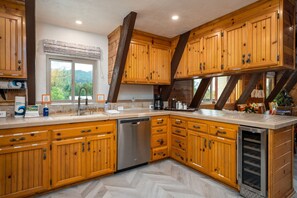 Fridge, microwave, oven, stovetop - Quail Haven- A-frame cabin with hot tub, views, and more! (Oakhurst)