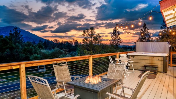 Una terraza con mobiliario exterior, un brasero y una parrilla.
