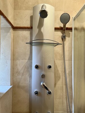 Dusche, Haartrockner, Handtücher, Seife