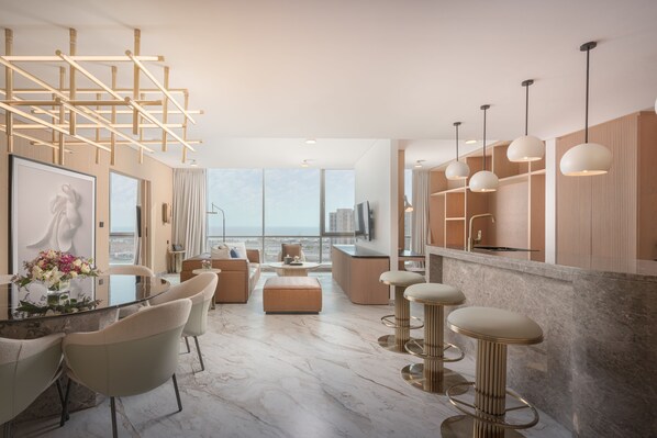 Presidential-Suite, Meerblick | Wohnbereich | 55-Zoll-LED-Fernseher mit Digitalempfang