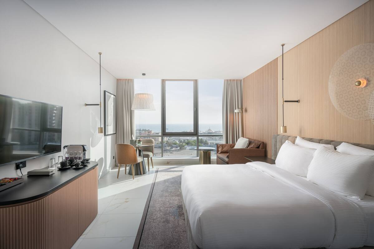 高级房, 1 张特大床, 海景 | 熨斗/熨衣板、免费 WiFi、床单