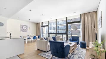 Apartamento luxo | Área de estar | Smart TV 50 polegadas com canais a cabo, TV, Netflix