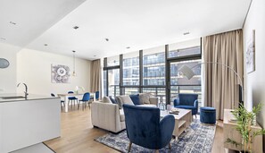 Apartamento luxo | Área de estar | Smart TV 50 polegadas com canais a cabo, TV, Netflix