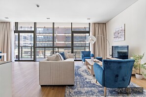 Apartamento luxo | Área de estar | Smart TV 50 polegadas com canais a cabo, TV, Netflix