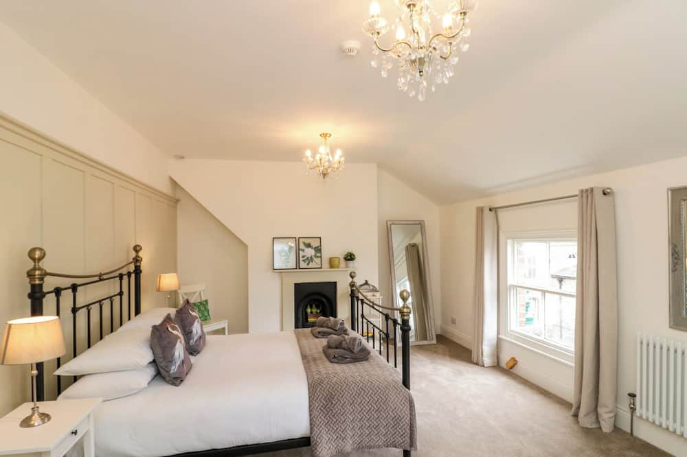 10 Chaloner - Charltons