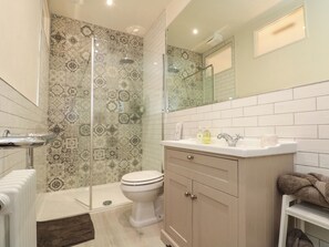 Cottage | Bathroom | Shower, hair dryer