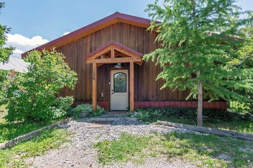 Cozy Handcrafted Cabin in Downtown Victor