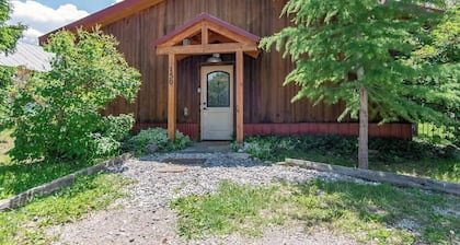 Cozy Handcrafted Cabin in Downtown Victor
