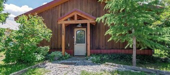 Cozy Handcrafted Cabin in Downtown Victor