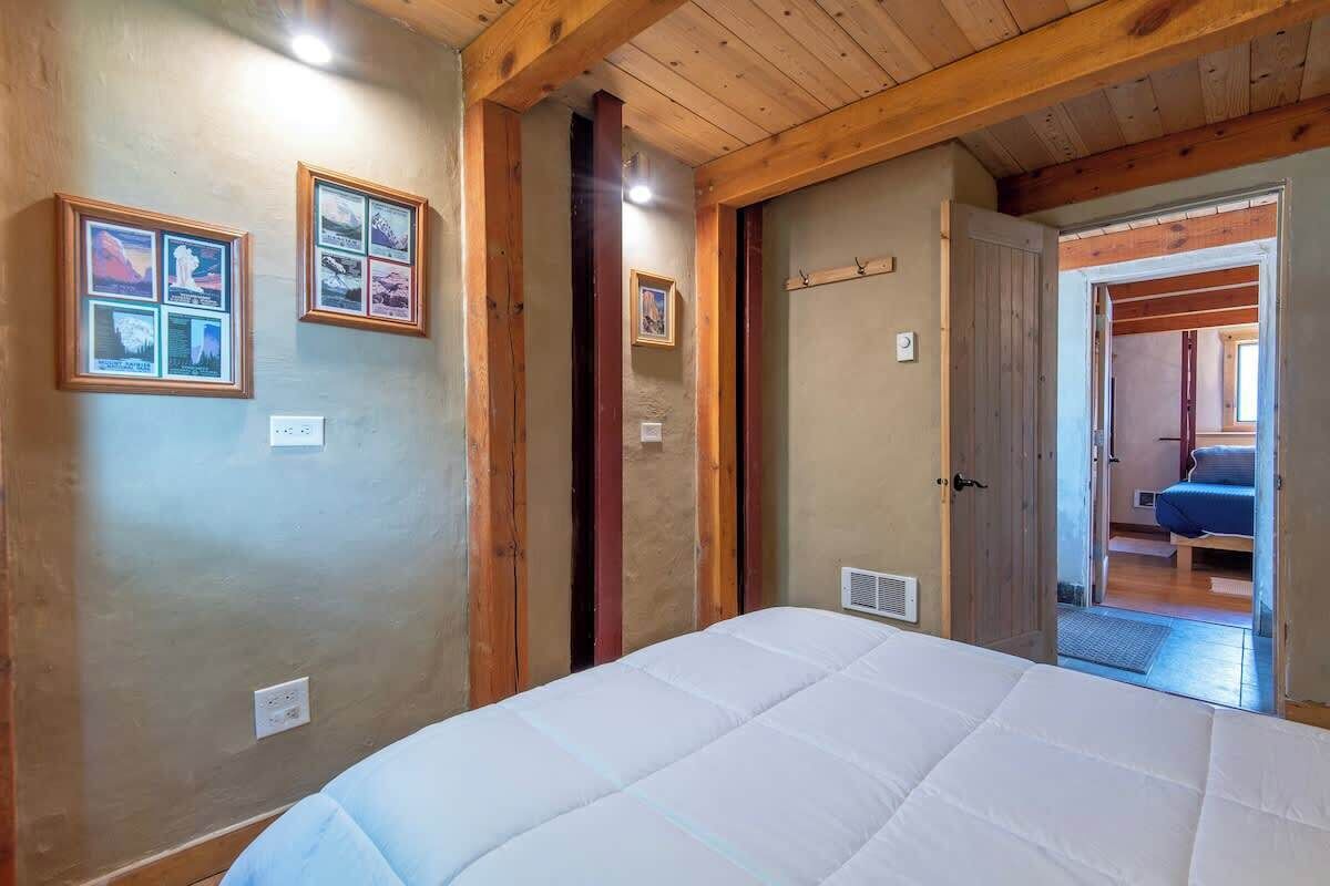 3 habitaciones, tabla de planchar con plancha y cuna de viaje 