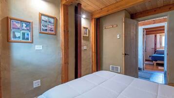 3 habitaciones, tabla de planchar con plancha y cuna de viaje