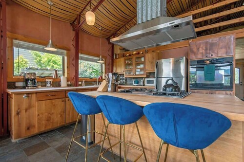 Cozy Handcrafted Cabin in Downtown Victor