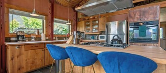 Cozy Handcrafted Cabin in Downtown Victor