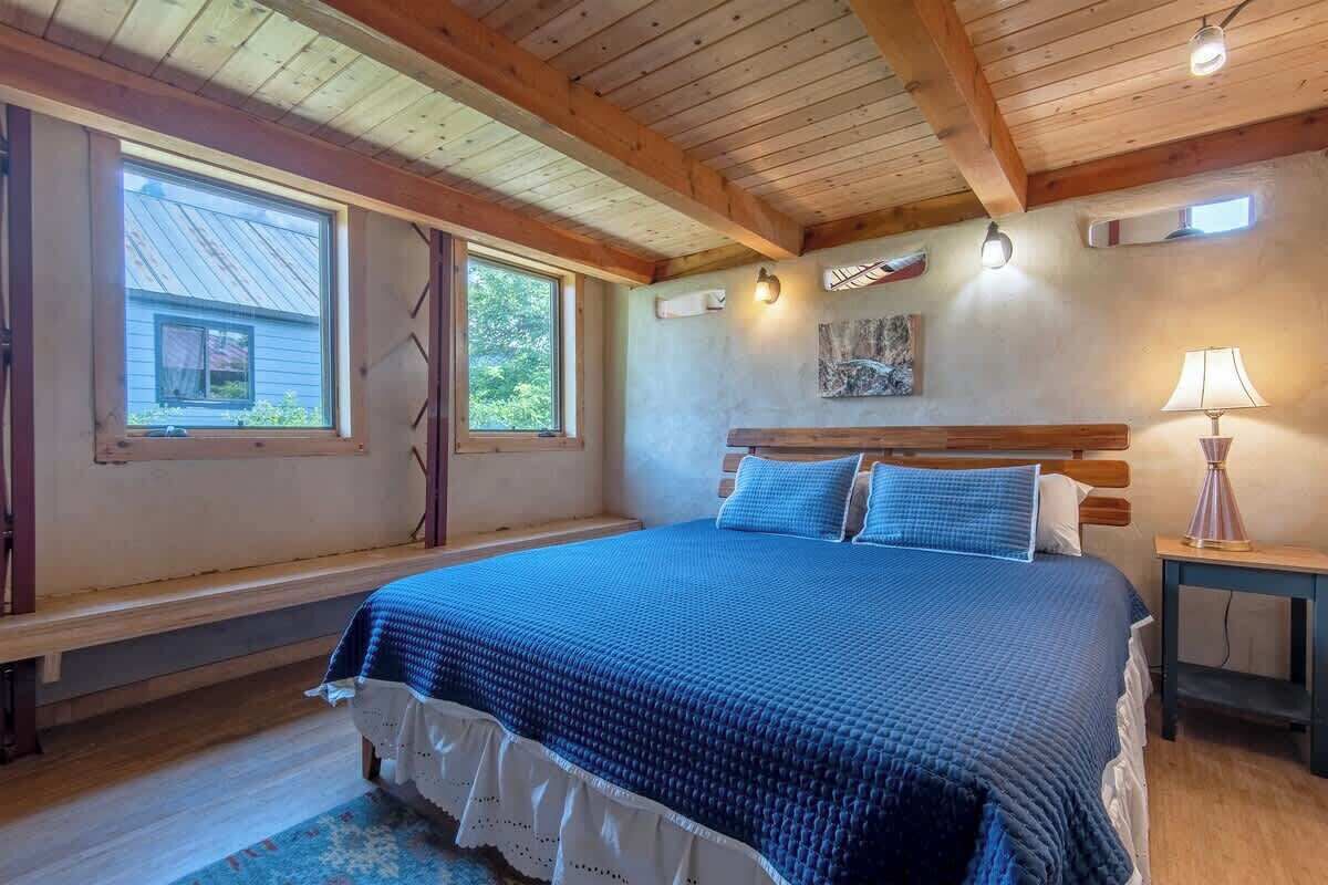 3 bedrooms, iron/ironing board, travel cot, free WiFi