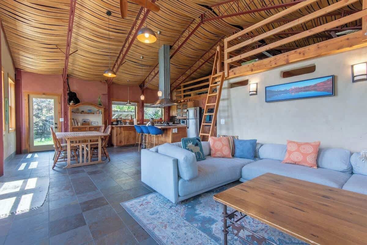 Télévision, cheminée, livres