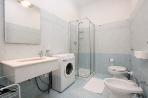 Douche, sĂšche-cheveux, bidet, serviettes fournies