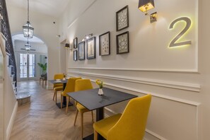 Télévision à écran plat de 43 pouces avec chaînes par câble