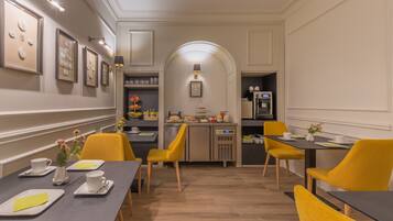 El desayuno cuesta 8.50 EUR por persona